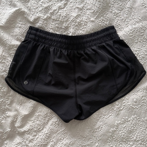 lululemon athletica Hotty Hot Low-Rise Unlined Short 2.5" Black Shorts Sz 6 - Picture 2 of 13